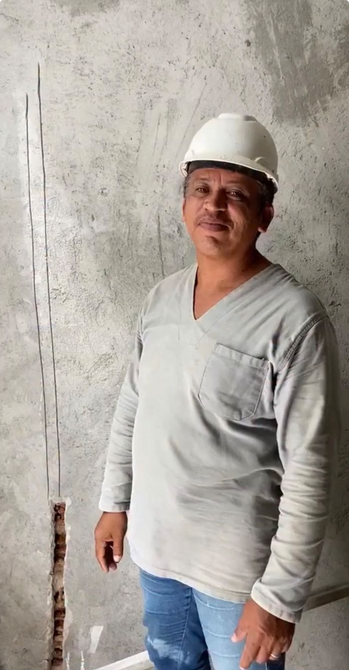 Junior, instrutor do curso Formação Pedreiro em Casa, em uma obra